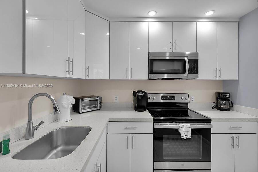 For Sale: $4,200,000 (2 beds, 2 baths, 928 Square Feet)