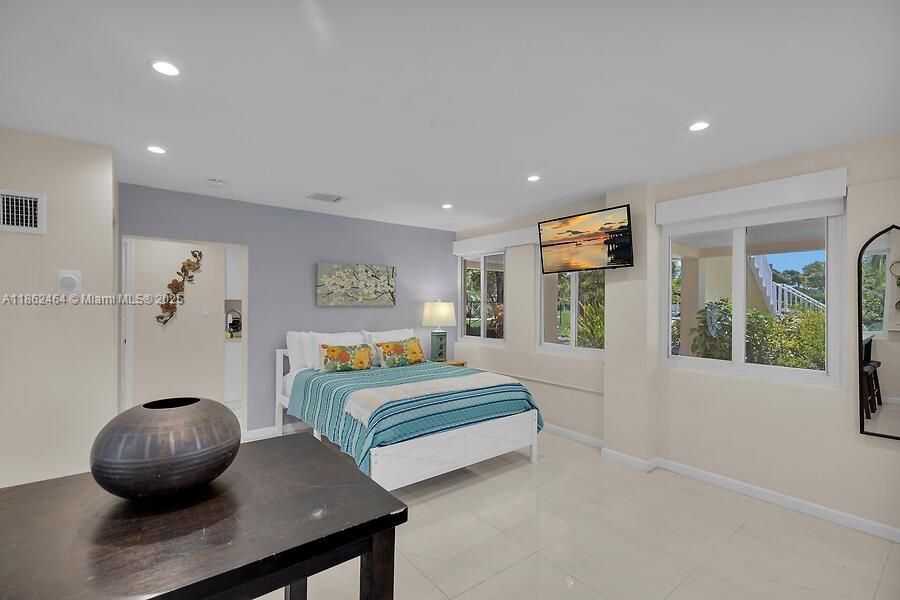 For Sale: $4,200,000 (2 beds, 2 baths, 928 Square Feet)