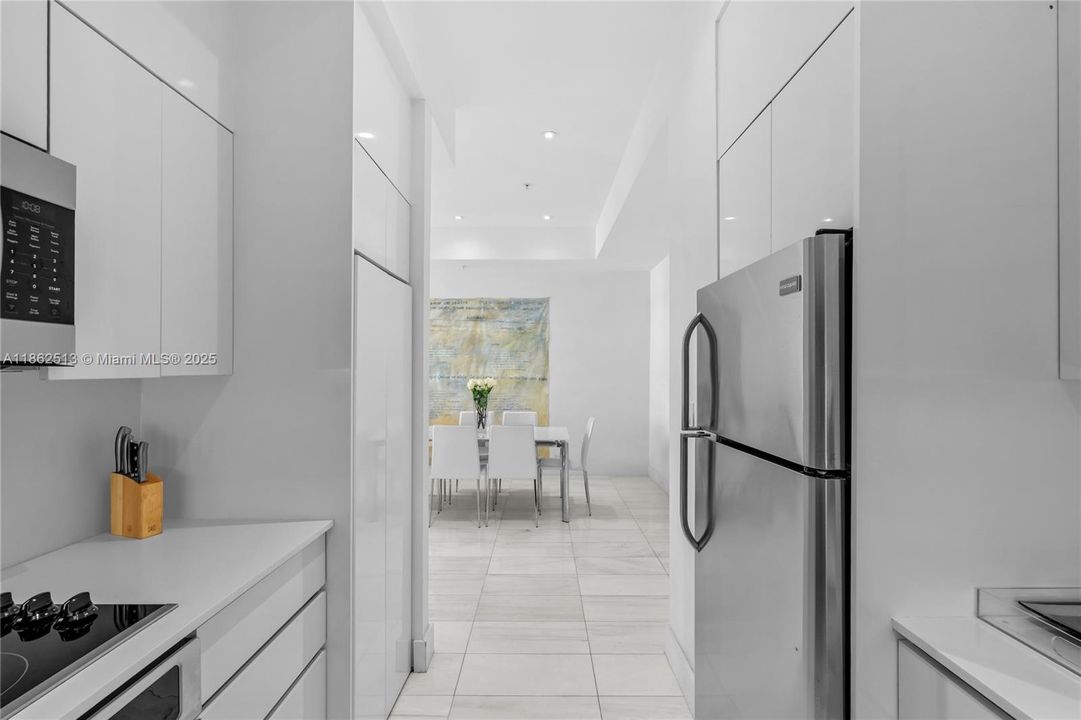 For Sale: $739,000 (2 beds, 2 baths, 1061 Square Feet)