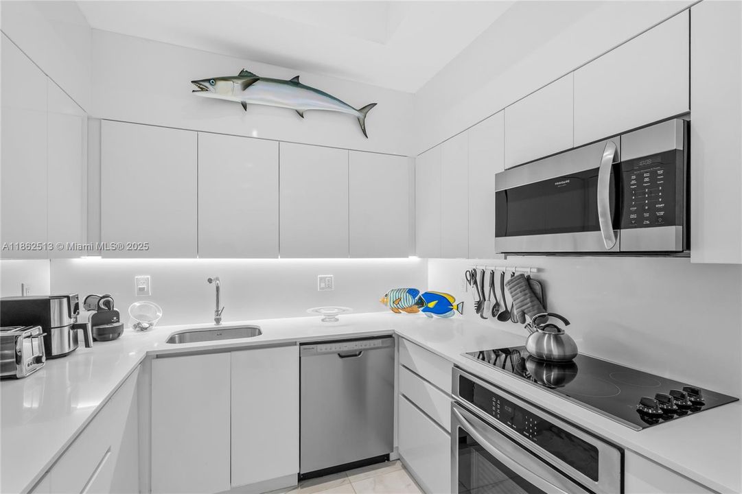 For Sale: $739,000 (2 beds, 2 baths, 1061 Square Feet)