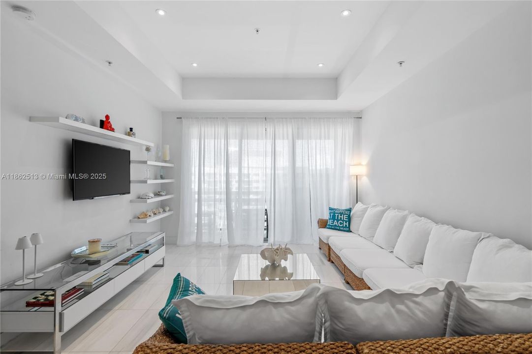 For Sale: $739,000 (2 beds, 2 baths, 1061 Square Feet)