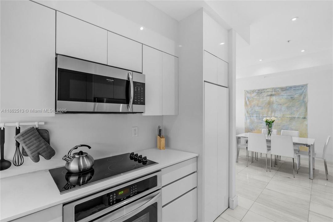 For Sale: $739,000 (2 beds, 2 baths, 1061 Square Feet)