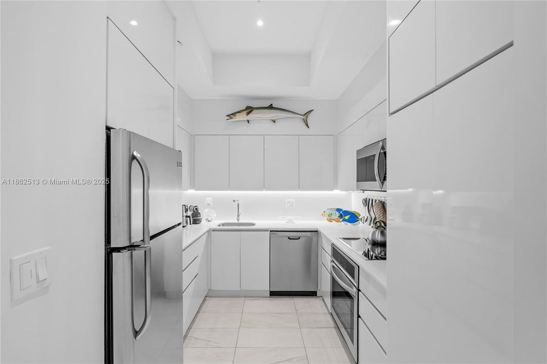 For Sale: $739,000 (2 beds, 2 baths, 1061 Square Feet)