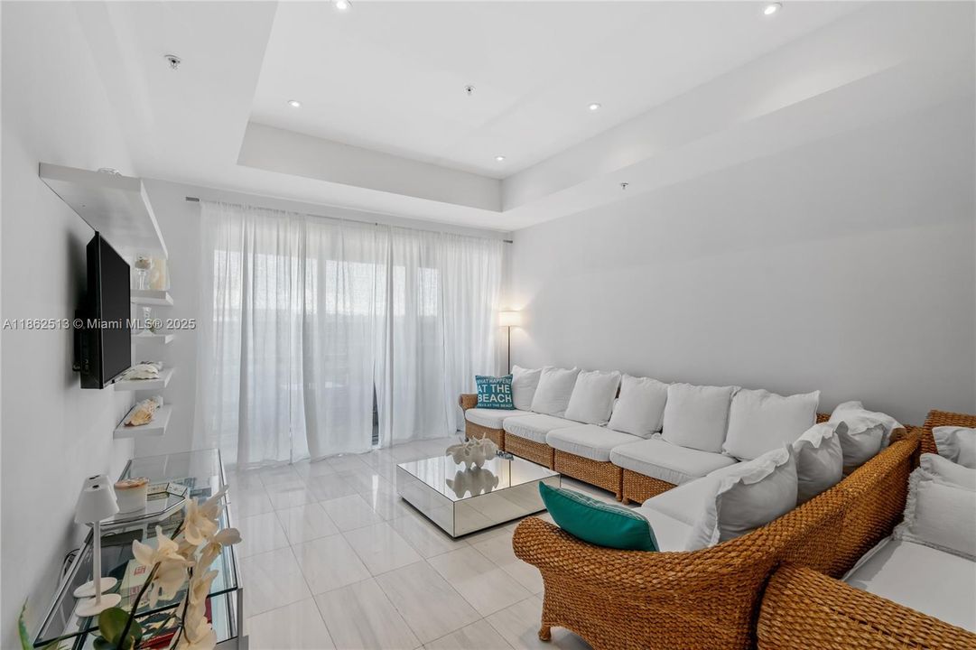 For Sale: $739,000 (2 beds, 2 baths, 1061 Square Feet)