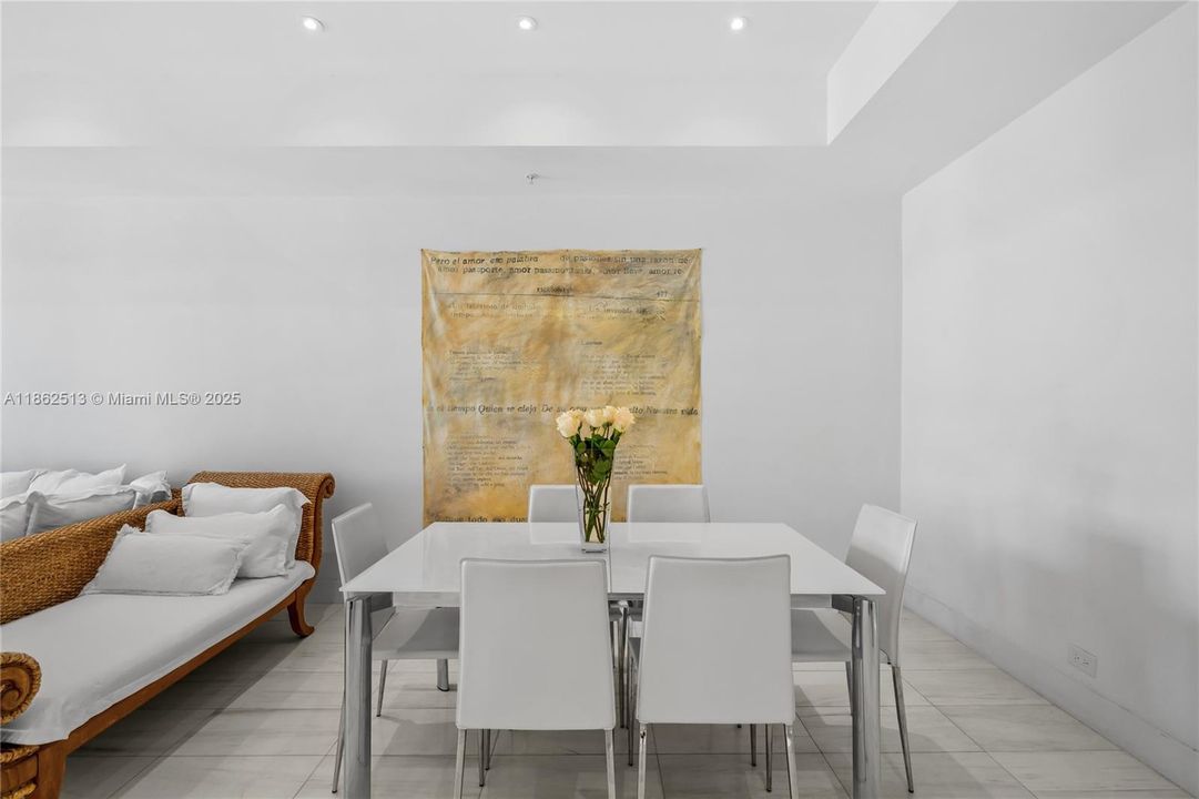 For Sale: $739,000 (2 beds, 2 baths, 1061 Square Feet)