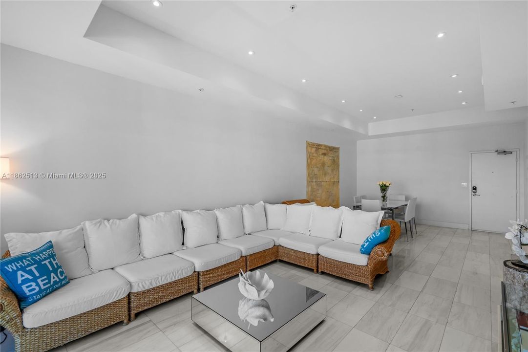 For Sale: $739,000 (2 beds, 2 baths, 1061 Square Feet)