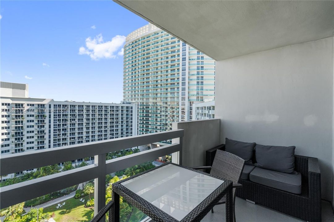 For Sale: $739,000 (2 beds, 2 baths, 1061 Square Feet)