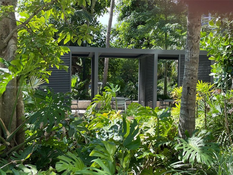 For Sale: $739,000 (2 beds, 2 baths, 1061 Square Feet)