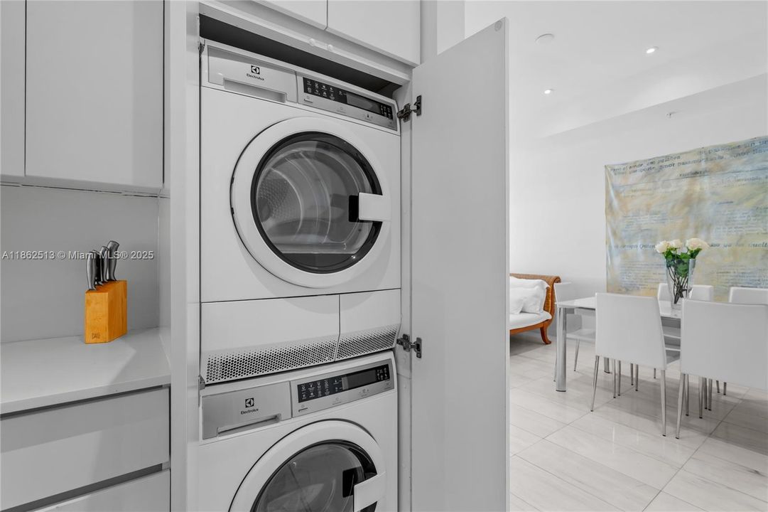 For Sale: $739,000 (2 beds, 2 baths, 1061 Square Feet)