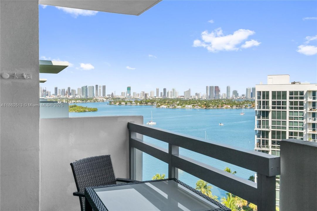 For Sale: $739,000 (2 beds, 2 baths, 1061 Square Feet)