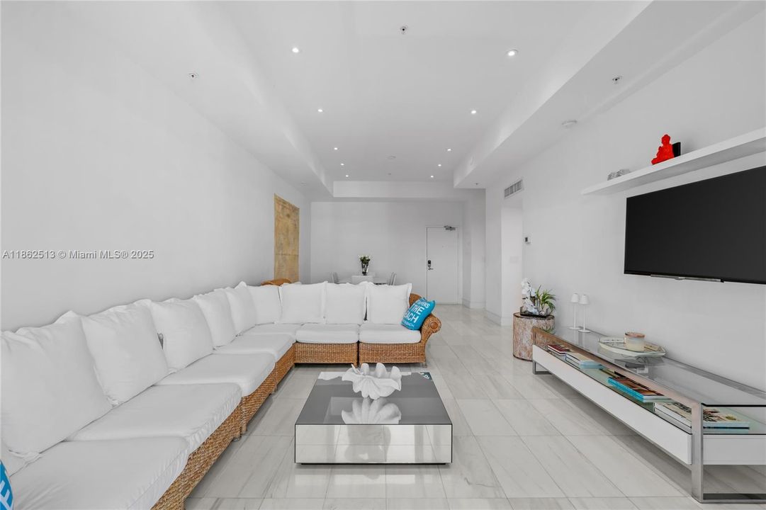 For Sale: $739,000 (2 beds, 2 baths, 1061 Square Feet)