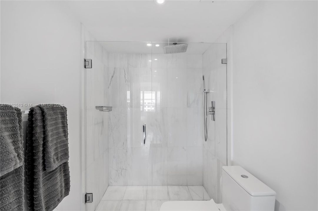 For Sale: $739,000 (2 beds, 2 baths, 1061 Square Feet)