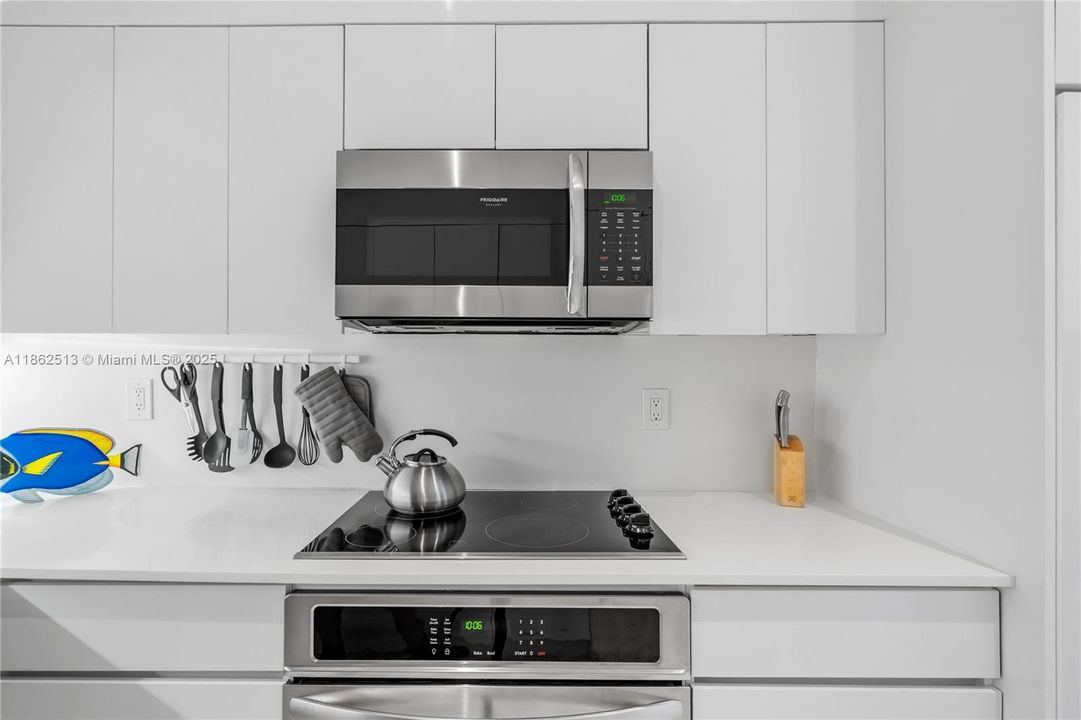 For Sale: $739,000 (2 beds, 2 baths, 1061 Square Feet)