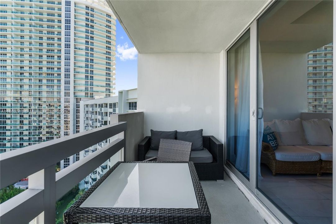 For Sale: $739,000 (2 beds, 2 baths, 1061 Square Feet)