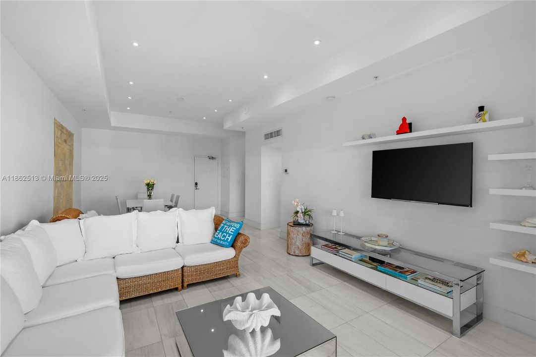 For Sale: $739,000 (2 beds, 2 baths, 1061 Square Feet)