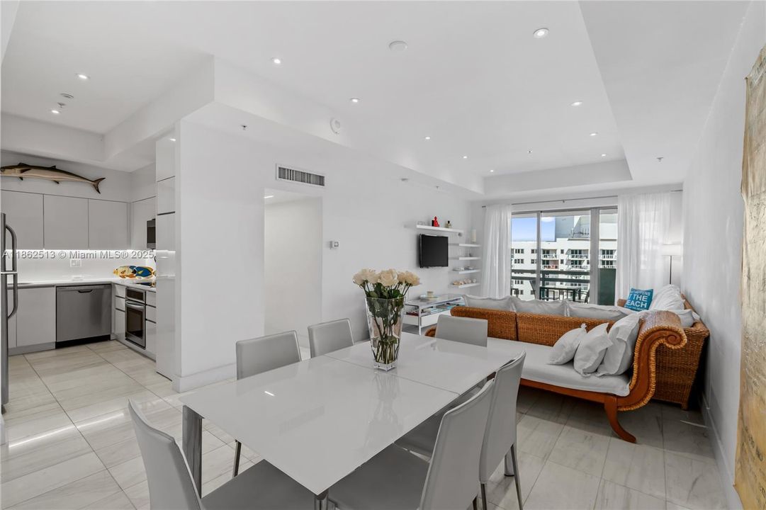 For Sale: $739,000 (2 beds, 2 baths, 1061 Square Feet)