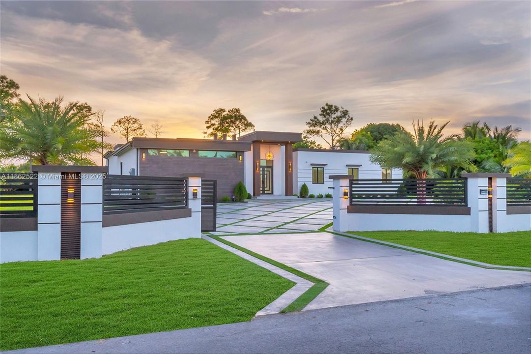 最近售出: $2,043,000 (4 贝兹, 3 浴室, 3350 平方英尺)