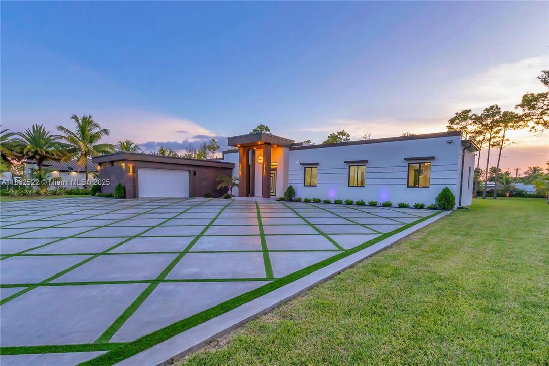 最近售出: $2,043,000 (4 贝兹, 3 浴室, 3350 平方英尺)