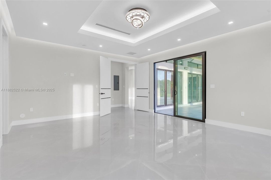 最近售出: $2,043,000 (4 贝兹, 3 浴室, 3350 平方英尺)