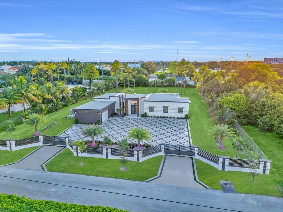 最近售出: $2,043,000 (4 贝兹, 3 浴室, 3350 平方英尺)