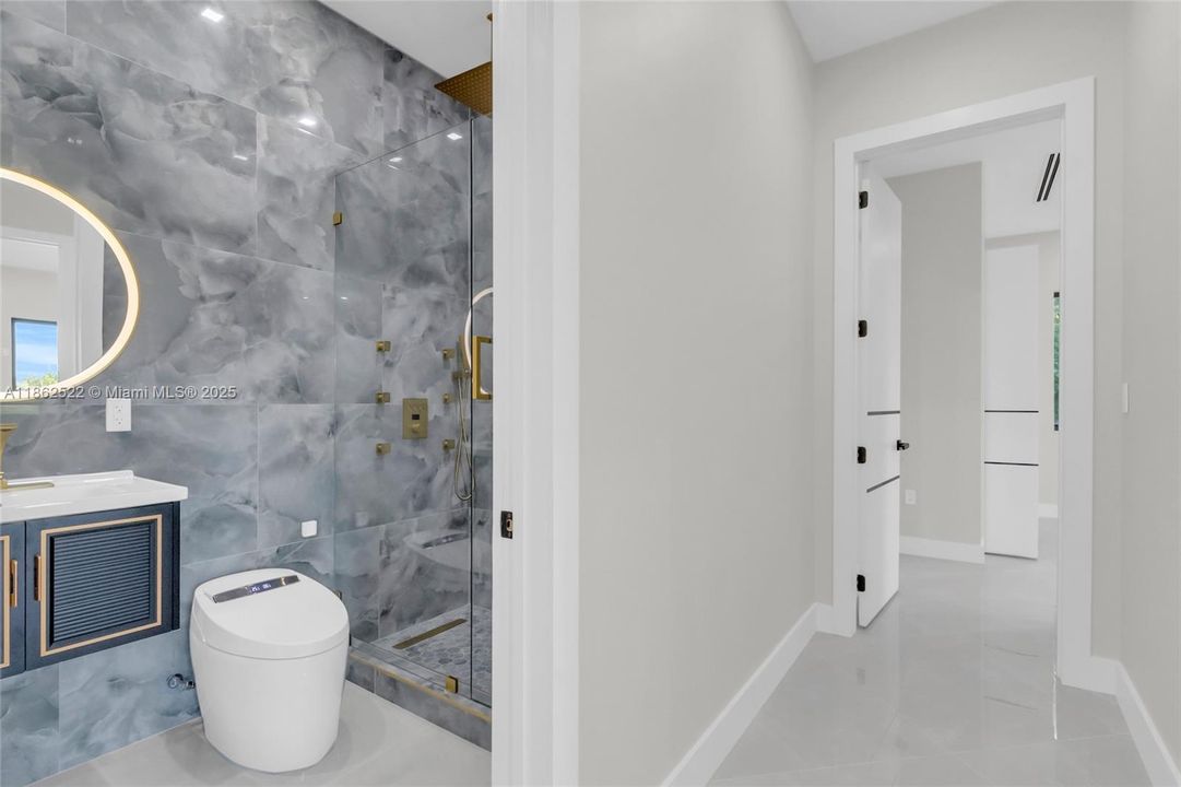 最近售出: $2,043,000 (4 贝兹, 3 浴室, 3350 平方英尺)