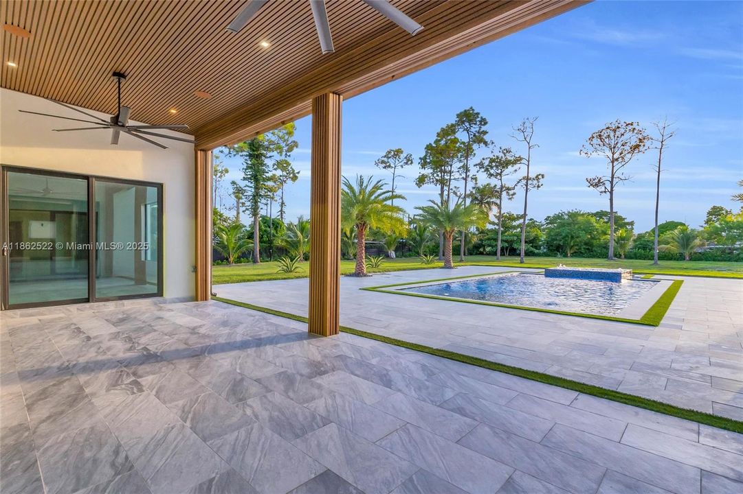 最近售出: $2,043,000 (4 贝兹, 3 浴室, 3350 平方英尺)