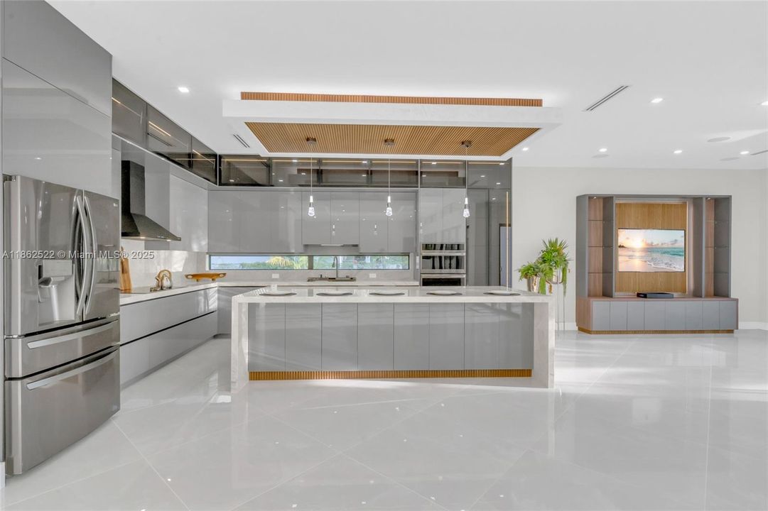 最近售出: $2,043,000 (4 贝兹, 3 浴室, 3350 平方英尺)