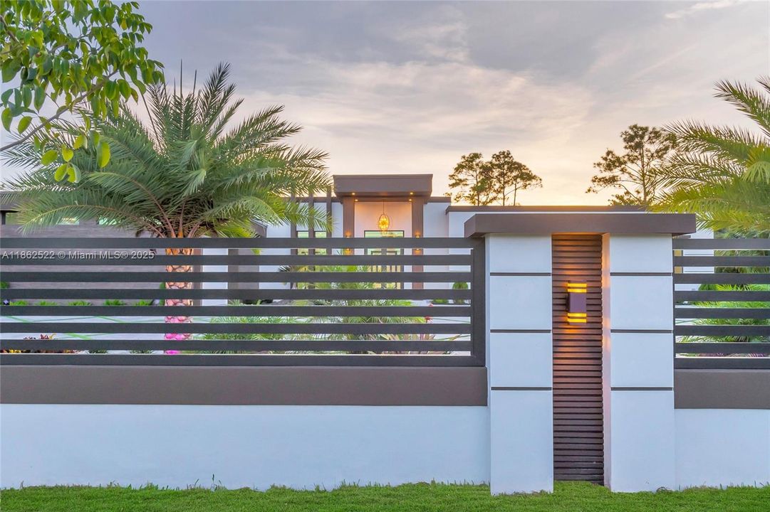 最近售出: $2,043,000 (4 贝兹, 3 浴室, 3350 平方英尺)