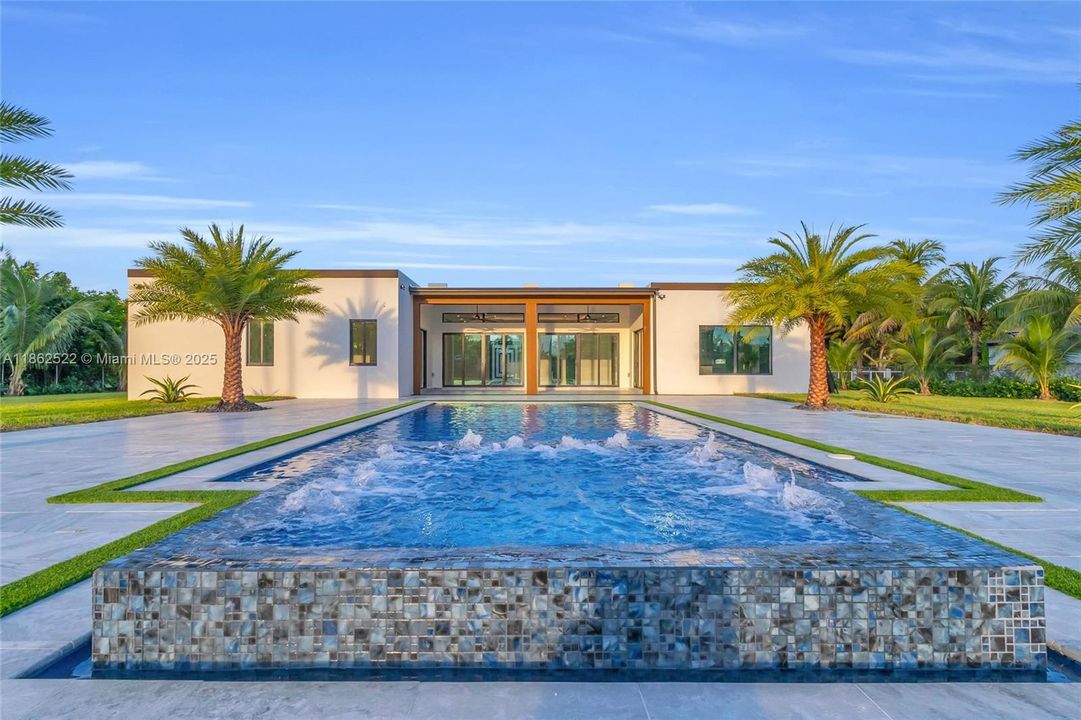 最近售出: $2,043,000 (4 贝兹, 3 浴室, 3350 平方英尺)