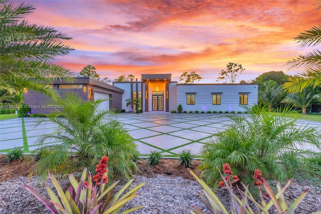 最近售出: $2,043,000 (4 贝兹, 3 浴室, 3350 平方英尺)