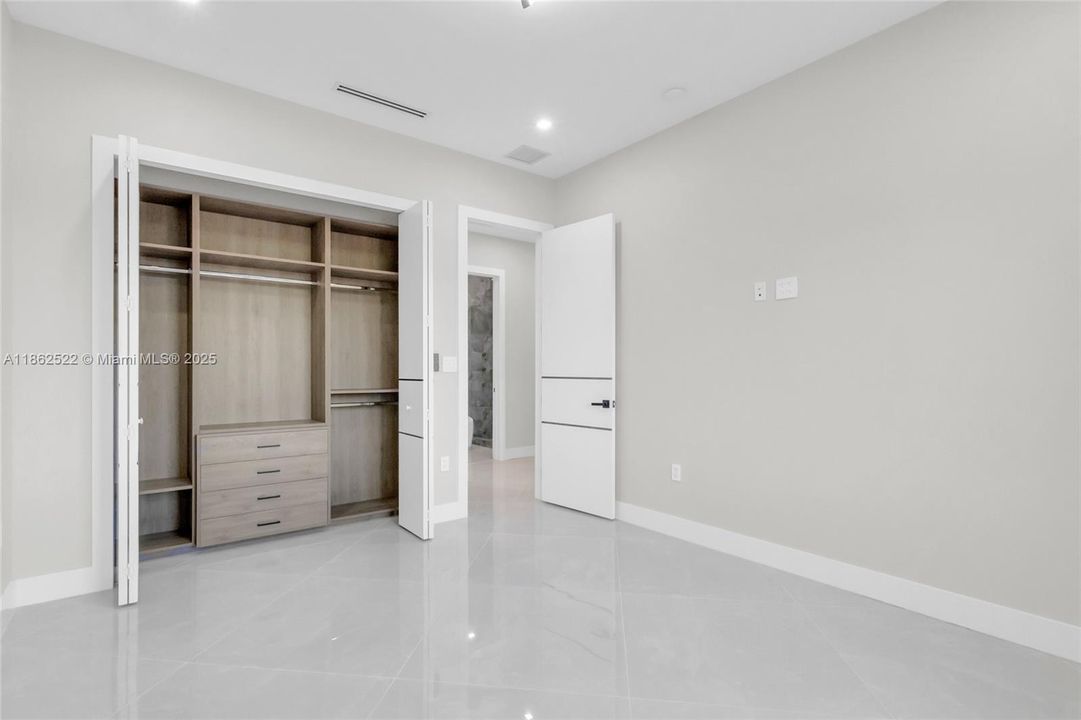 最近售出: $2,043,000 (4 贝兹, 3 浴室, 3350 平方英尺)