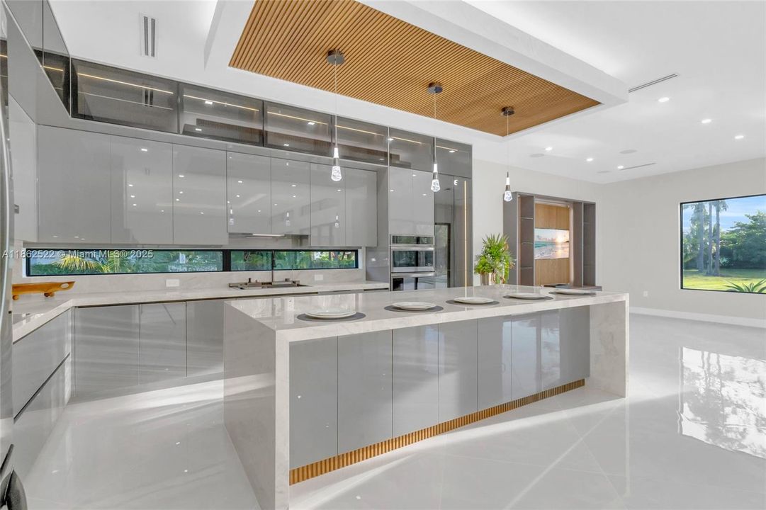 最近售出: $2,043,000 (4 贝兹, 3 浴室, 3350 平方英尺)