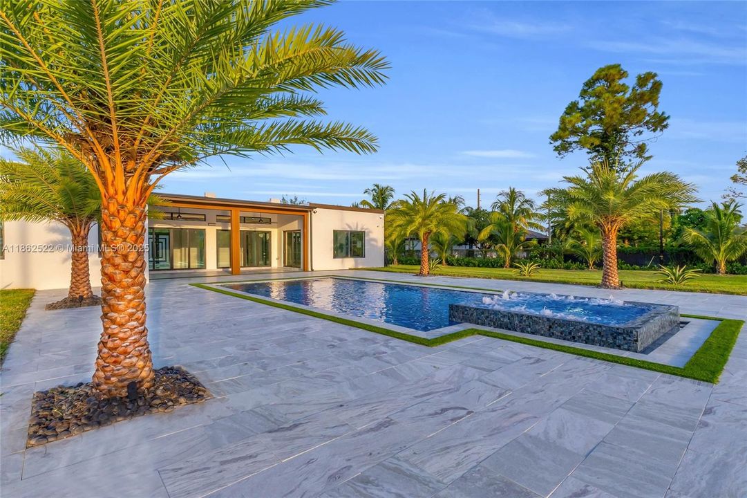 最近售出: $2,043,000 (4 贝兹, 3 浴室, 3350 平方英尺)