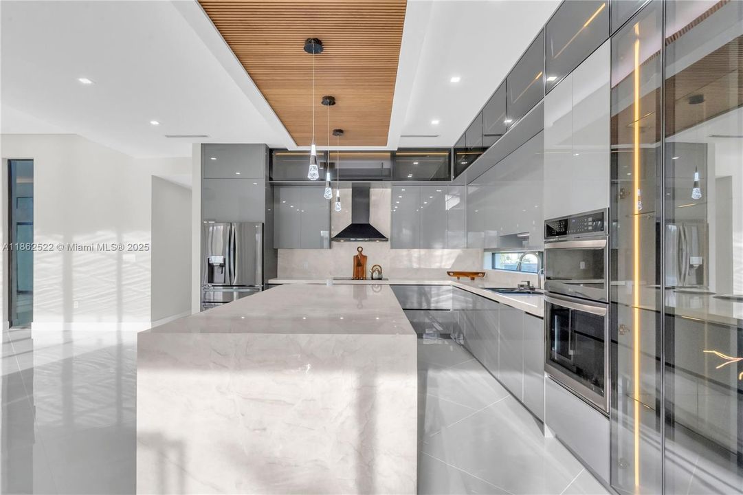 最近售出: $2,043,000 (4 贝兹, 3 浴室, 3350 平方英尺)