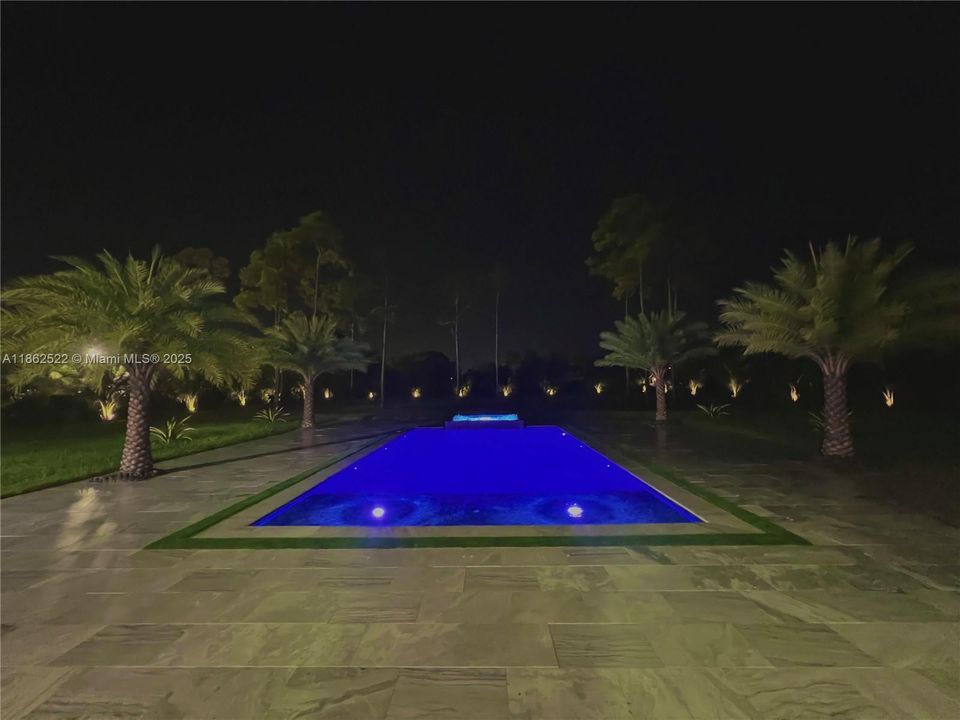 最近售出: $2,043,000 (4 贝兹, 3 浴室, 3350 平方英尺)