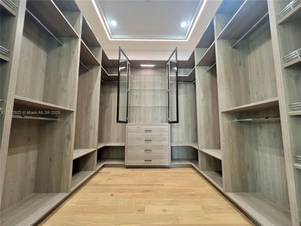 最近售出: $2,043,000 (4 贝兹, 3 浴室, 3350 平方英尺)