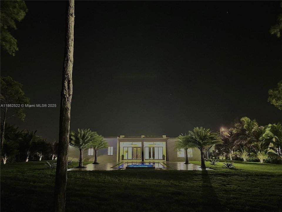 最近售出: $2,043,000 (4 贝兹, 3 浴室, 3350 平方英尺)