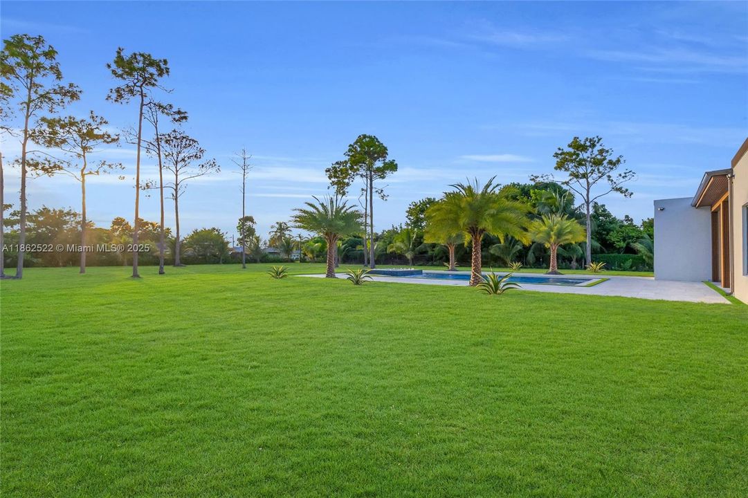 最近售出: $2,043,000 (4 贝兹, 3 浴室, 3350 平方英尺)