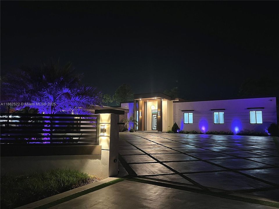 最近售出: $2,043,000 (4 贝兹, 3 浴室, 3350 平方英尺)