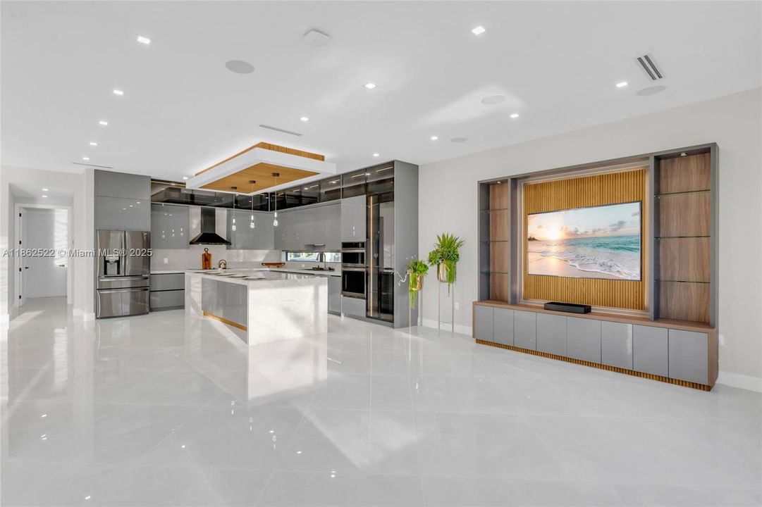 最近售出: $2,043,000 (4 贝兹, 3 浴室, 3350 平方英尺)