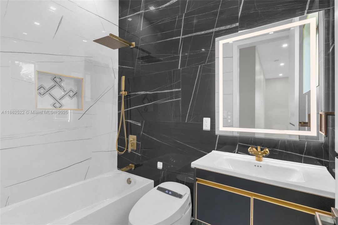 最近售出: $2,043,000 (4 贝兹, 3 浴室, 3350 平方英尺)