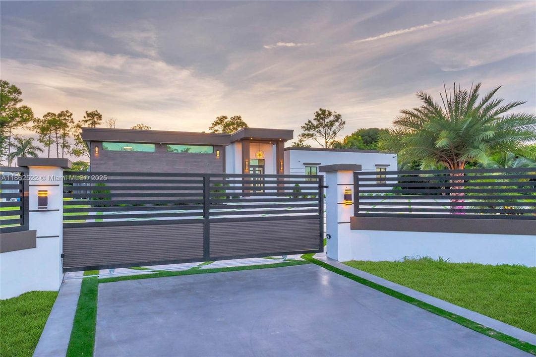 最近售出: $2,043,000 (4 贝兹, 3 浴室, 3350 平方英尺)