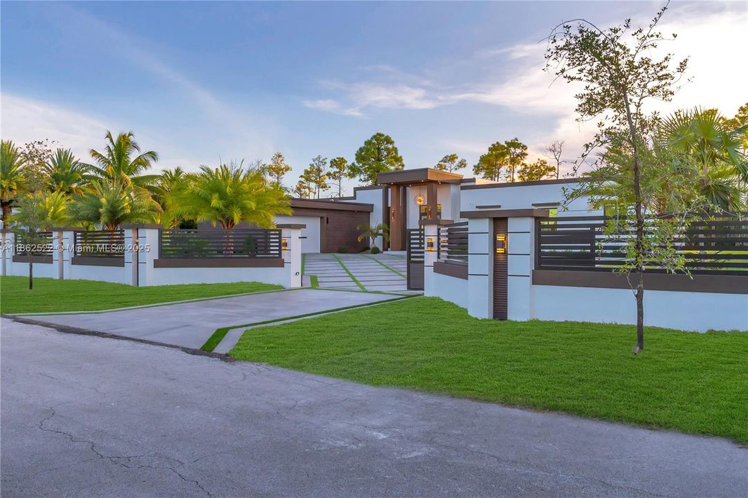 最近售出: $2,043,000 (4 贝兹, 3 浴室, 3350 平方英尺)