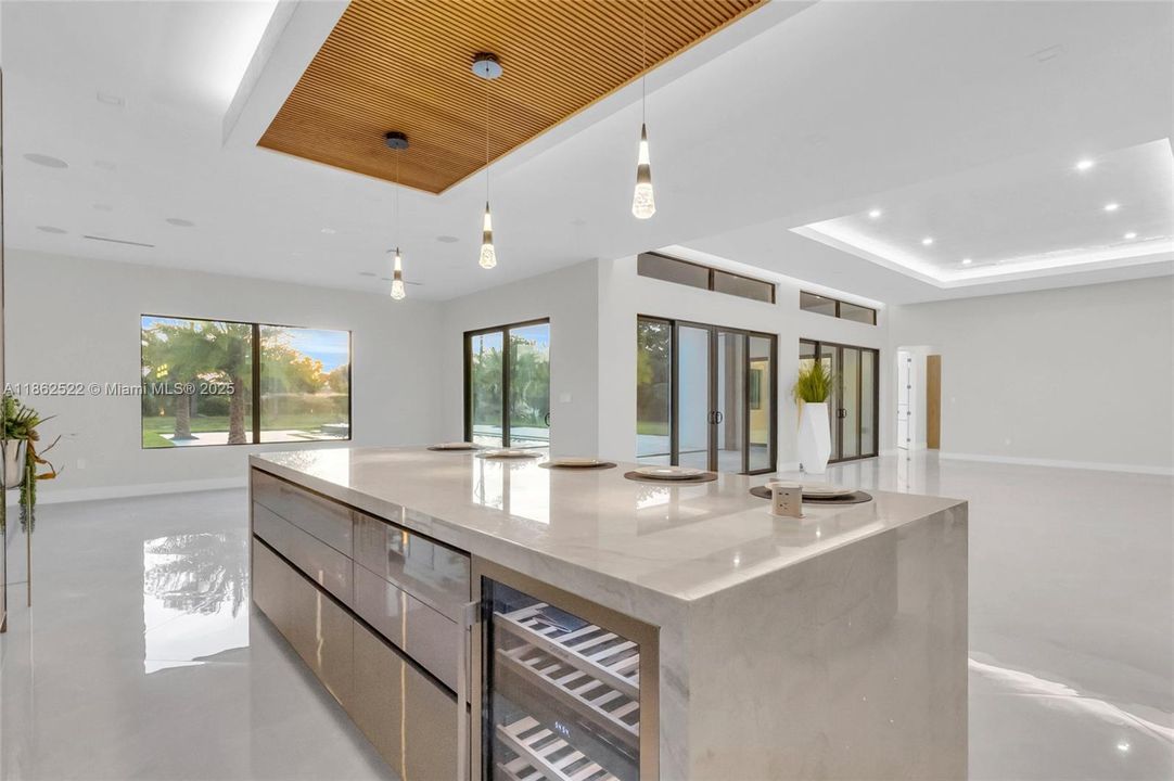 最近售出: $2,043,000 (4 贝兹, 3 浴室, 3350 平方英尺)