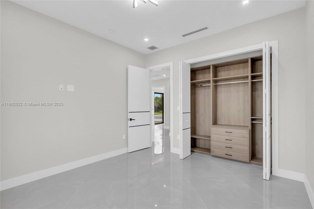 最近售出: $2,043,000 (4 贝兹, 3 浴室, 3350 平方英尺)