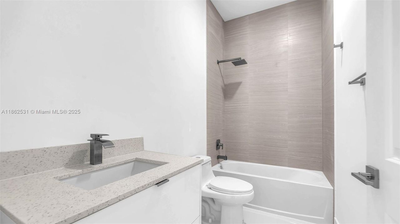 Под контрактом: $1,025,000 (5 спален, 4 ванн, 2850 Квадратных фут)