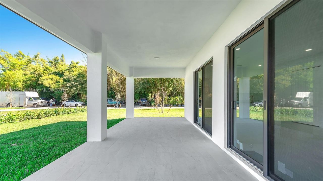 Под контрактом: $1,025,000 (5 спален, 4 ванн, 2850 Квадратных фут)