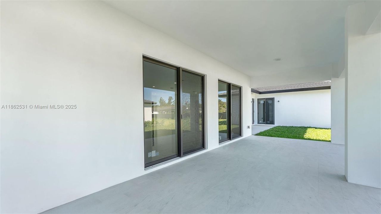 Под контрактом: $1,025,000 (5 спален, 4 ванн, 2850 Квадратных фут)