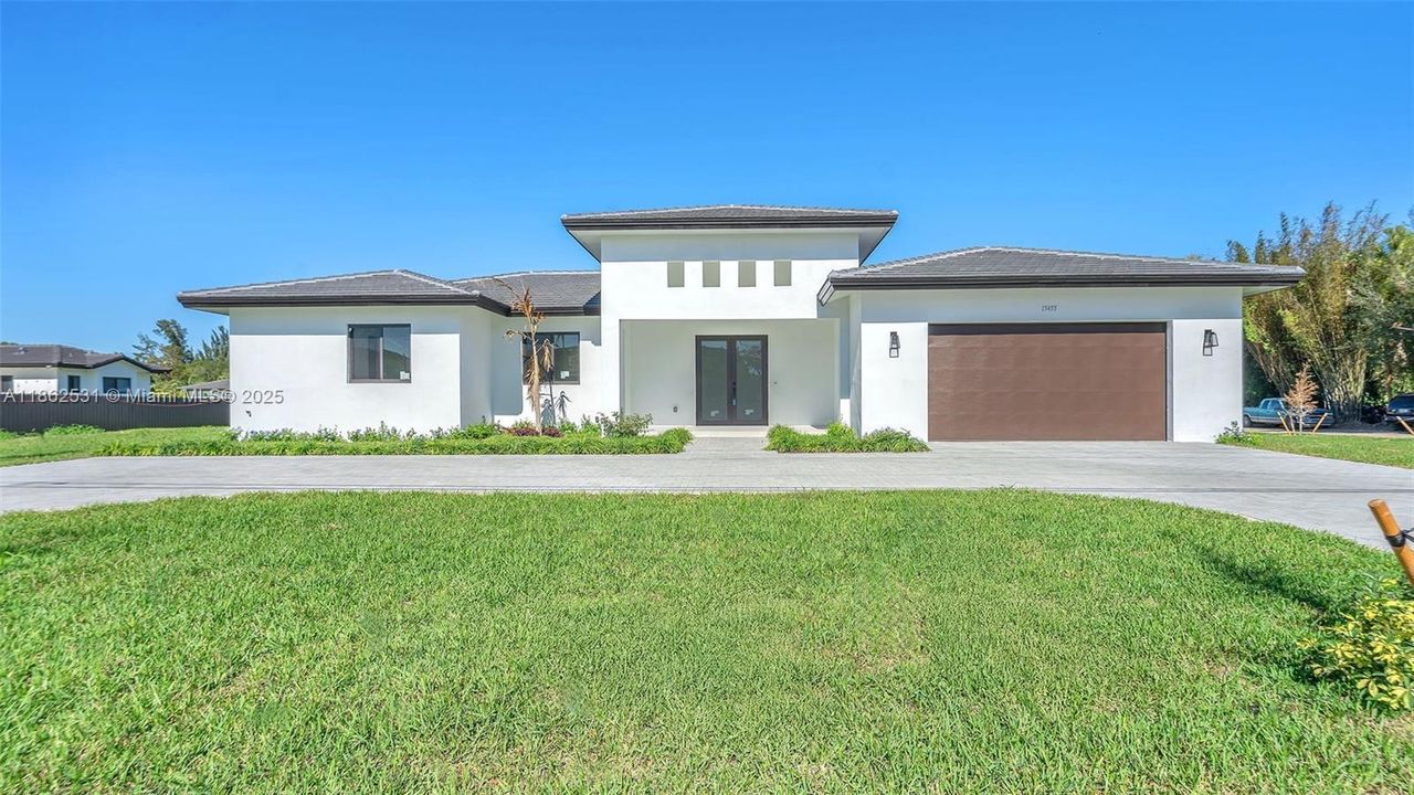 Под контрактом: $1,025,000 (5 спален, 4 ванн, 2850 Квадратных фут)