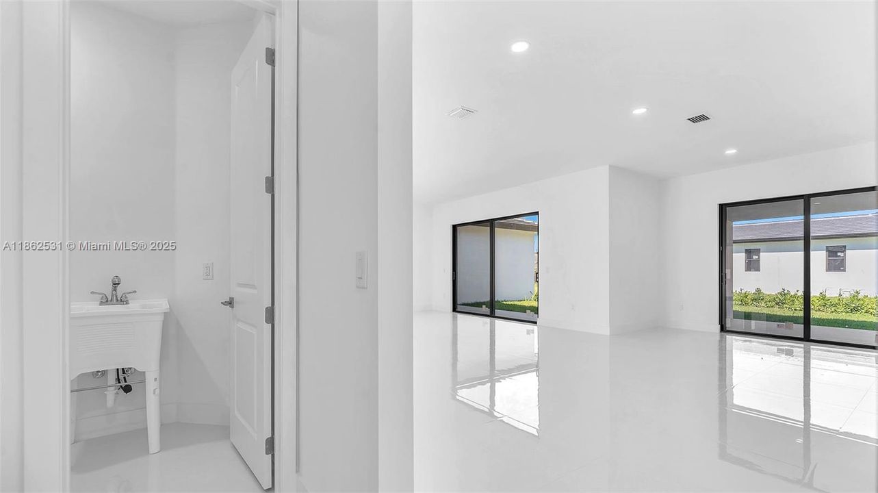 Под контрактом: $1,025,000 (5 спален, 4 ванн, 2850 Квадратных фут)